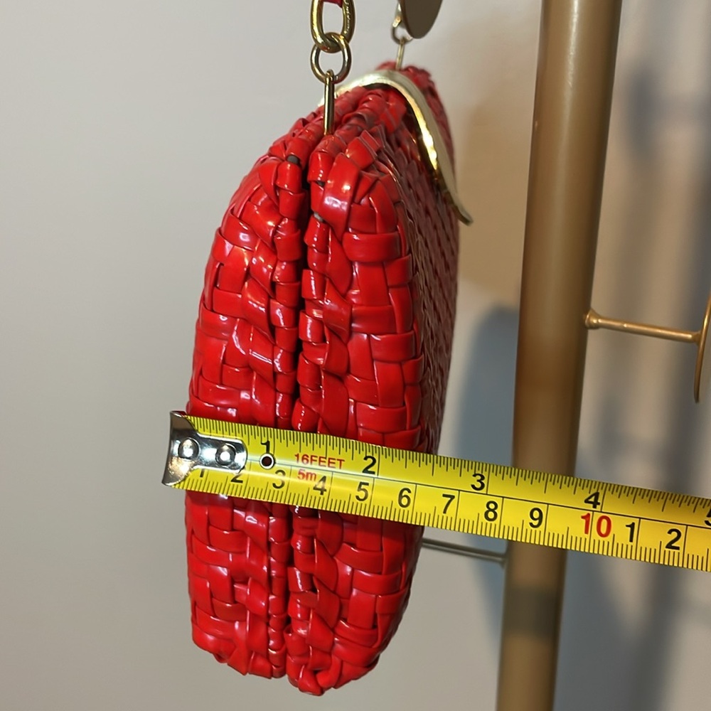 Vintage 1960's Red Woven Wicker Basket Purse Box Barrel Shape Gold Chain Metal - Picture 3 of 8